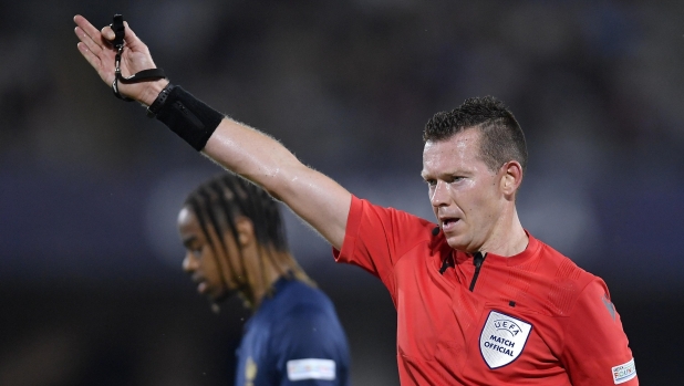 epa10706681 A referee Allard Lindhout reacts during the UEFA Under-21 Championship group stage match between France and Italy in Cluj-Napoca, Romania, 22 June 2023.  EPA/ALEX NICODIM