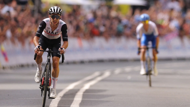 UAE Team Emirates' British rider Adam Yates (L) cycles to the finish line to win ahead of his brother, Team Jayco Alula's British rider Simon Yates placing second, during the 1st stage of the 110th edition of the Tour de France cycling race, 182 km departing and finishing in Bilbao, in northern Spain, on July 1, 2023. (Photo by Thomas SAMSON / AFP)