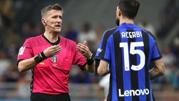 MILAN, ITALY - MAY 27: Referee, Daniel Orsato speaks with Francesco Acerbi of FC Internazionale during the Serie A match between FC Internazionale and Atalanta BC at Stadio Giuseppe Meazza on May 27, 2023 in Milan, Italy. (Photo by Marco Luzzani/Getty Images)