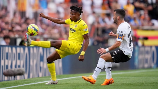 VALENCIA, SPAIN - MAY 03: Samuel Chukwueze of Villarreal CF is challenged by Jose Luis Gaya of Valencia CF during the LaLiga Santander match between Valencia CF and Villarreal CF at Estadio Mestalla on May 03, 2023 in Valencia, Spain. (Photo by Aitor Alcalde/Getty Images)