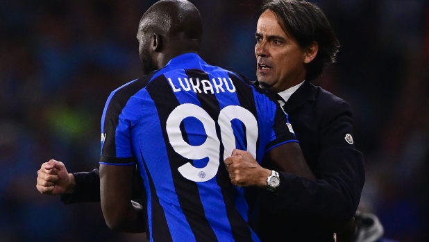 TOPSHOT - Inter Milan's Italian head coach Simone Inzaghi (R) encourages Inter Milan's Belgian forward #90 Romelu Lukaku as he is substituted on during the UEFA Champions League final football match between Inter Milan and Manchester City at the Ataturk Olympic Stadium in Istanbul, on June 10, 2023. (Photo by Marco BERTORELLO / AFP)