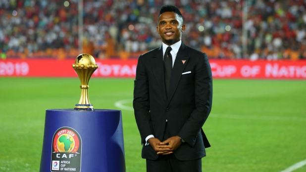 Cameroonian former footballer Samuel Eto'o holds the Africa Cup of Nations trophy prior to the start of the Africa Cup of Nations final soccer match between Senegal and Algeria at the Cairo Stadium (Photo by Ahmed Awaad/NurPhoto) (Photo by Ahmed Awaad / NurPhoto / NurPhoto via AFP)
