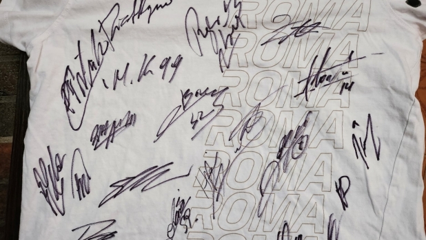 La maglia della Roma autografata dai giocatori