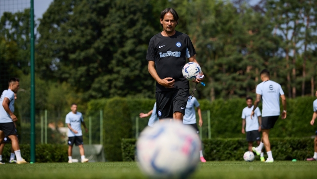COMO, ITALY - JULY 15: Head Coach Simone Inzaghi of FC Internazionale looks on during the FC Internazionale training session at the club's training ground Suning Training Center at Appiano Gentile on July 15, 2023 in Como, Italy. (Photo by Francesco Scaccianoce - Inter/Inter via Getty Images)