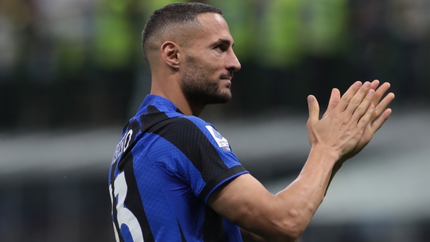 MILAN, ITALY - MAY 27: Danilo D'Ambrosio of FC Internazionale greets the fans and celebrates the victory after the Serie A match between FC Internazionale and Atalanta BC at Stadio Giuseppe Meazza on May 27, 2023 in Milan, Italy. (Photo by Emilio Andreoli - Inter/Inter via Getty Images)