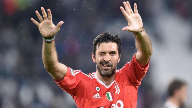 Juventus's Gigi Buffon celebrate the victory at the end of the Italian Serie A soccer match Juventus FC vs UC Sampdoria at Allianz Stadium in Turin, Italy, 15 April 2018 ANSA/ALESSANDRO DI MARCO
