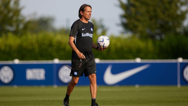COMO, ITALY - JULY 20: Head Coach Simone Inzaghi of FC Internazionale looks on during the FC Internazionale training session at the club's training ground Suning Training Center at Appiano Gentile on July 20, 2023 in Como, Italy. (Photo by Francesco Scaccianoce - Inter/Inter via Getty Images)
