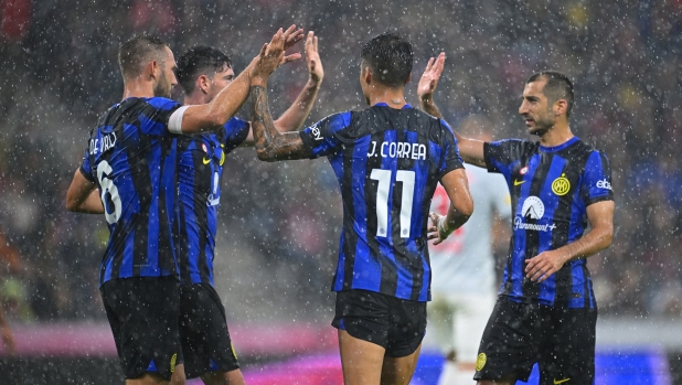 SALZBURG, AUSTRIA - AUGUST 09:  Stefan De Vrij of FC Internazionale celebrates with team-mates after scoring the goal during the friendly match between FC Red Bull Salzburg and FC Internazionale at Red Bull Arena on August 09, 2023 in Salzburg, Austria. (Photo by Mattia Ozbot - Inter/Inter via Getty Images)