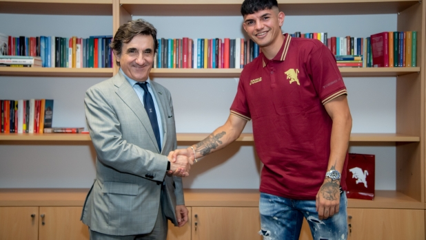 Foto Claudio Furlan/LaPresse 30 Giugno 2023 Milano, Italia - Sport, Calcio - ESCLUSIVA TORINO FC - Serie A, Raoul Bellanova Ã¨ un nuovo giocatore del Torino FC. Nella foto: Presidente Torino FC Urbano Cairo e Raoul Bellanova   June 30, 2023 Milan, Italy - Sport, Soccer - EXCLUSIVE TORINO FC - Serie A, Raoul Bellanova new player of Torino FC. In the photo: Urbano Cairo , Raoul Bellanova