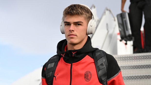 LAS VEGAS, NEVADA - JULY 31: Charles De Ketelaere of AC Milan arrives to Las Vegas Airport on July 31, 2023 in Las Vegas, Nevada. (Photo by Claudio Villa/AC Milan via Getty Images)