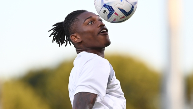 MONZA, ITALY - AUGUST 08:  Rafael Leao of AC Milan warms up ahead of the Trofeo Silvio Berlusconi match between AC Monza and AC Milan at U-Power Stadium on August 08, 2023 in Monza, Italy. (Photo by Claudio Villa/AC Milan via Getty Images)