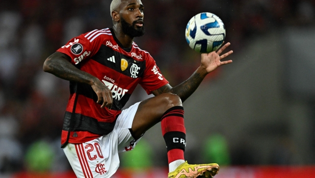 Flamengo's midfielder Gerson controls the ball during the Copa Libertadores round of 16 first leg football match between Brazil's Flamengo and Paraguay's Olimpia at Maracana Stadium in Rio de Janeiro, Brazil, on August 3, 2023. (Photo by MAURO PIMENTEL / AFP)