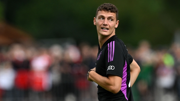 Bayern Munich's French defender Benjamin Pavard takes part in a training session of German first division Bundesliga club's pre-season training camp in Rottach-Egern, southern Germany, on July 20, 2023. (Photo by Christof STACHE / AFP)