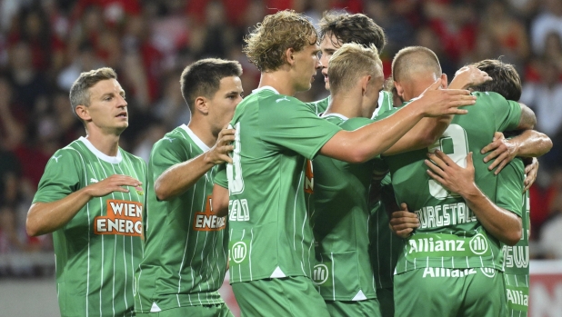epa10804832 Players of Rapid Wien celebrate their goal during the UEFA Europa Conference League third qualifying round second leg soccer match Debreceni VSC versus Rapid Wien at Nagyerdei Stadium in Debrecen, Hungary, 17 August 2023.  EPA/Zsolt Czegledi HUNGARY OUT