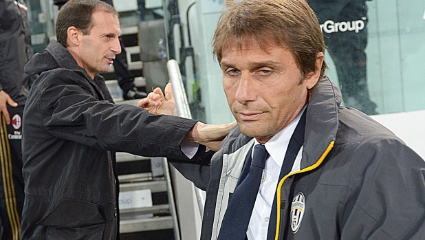 L'allenatore del Milan, Massimiliano Allegri (S), saluta l'allenatore della Juventus Antonio Conte allo Juventus Stadium di Torino,in una immagine del 06 0ttobre 2013. 
ANSA/ALESSANDRO DI MARCO