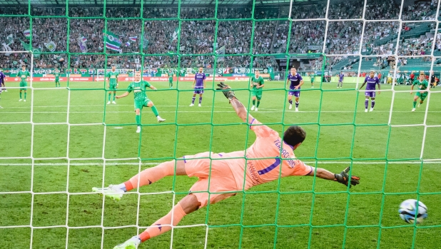 epa10818064 Marco Gruell of Rapid scores the 1-0 by penalty during the UEFA Europa Conference League Qualification play off first leg soccer match between SK Rapid and ACF Fiorentina at the Allianz Stadium in Vienna, Austria, 24 August 2023.  EPA/MAX SLOVENCIK