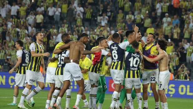 epa10818334 Players of Fenerbahce celebrate after the UEFA Europa Conference League play-off 1st leg soccer match between Fenerbahce SK and FC Twente in Istanbul, Turkey, 24 August 2023.  EPA/ERDEM SAHIN
