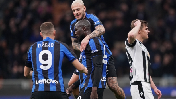 Foto Spada/LaPresse 18 Febbraio 2023 - Milano  , Italia - sport, calcio -Inter vs Udinese   - Campionato italiano di calcio Serie A TIM 2022/2023 - Stadio San Siro Nella foto: lukaku esultanza dopo gol 1-0

February 18 , 2023 Milan  , Italy - sport, calcio - Inter vs Udinese - Serie A Football Championship 2022/2023 - San Siro Stadium . In the pic: lukaku celebrates after scoring 1-0