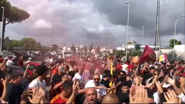 Sono migliaia i tifosi giallorossi in attesa di Romelu Lukaku all'esterno dell'aeroporto di Ciampino