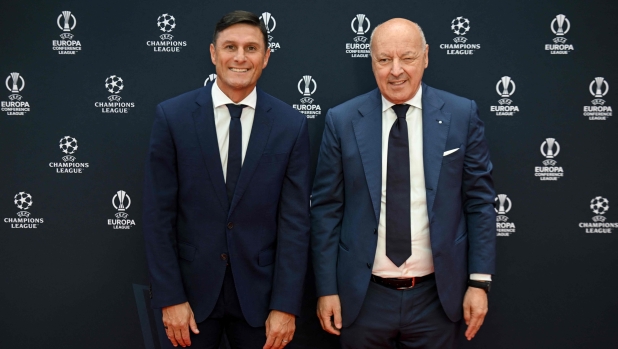 Argentine former professional footballer and Vice President of Inter Milan Javier Zanetti (L) and Italian CEO for sport of Inter Milan Giuseppe Marotta pose as they arrive for the draw ceremony of the UEFA Champions League football tournament 2023-2024 at The Grimaldi Forum in the Principality of Monaco on August 31, 2023. (Photo by NICOLAS TUCAT / AFP)