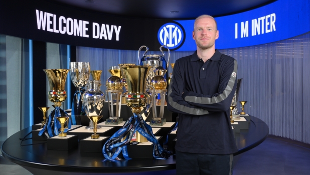 MILAN, ITALY - SEPTEMBER 01: FC Internazionale unveil new signing Davy Klaassen at Inter Headquarter on September 01, 2023 in Milan, Italy. (Photo by Mattia Pistoia - Inter/Inter via Getty Images)
