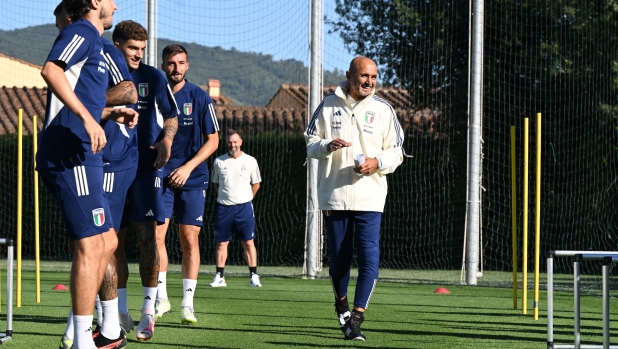 FLORENCE, ITALY - SEPTEMBER 04: Head coach of Italy Luciano Spalletti reacts with players during an Italy Training Session at Centro Tecnico Federale di Coverciano on September 04, 2023 in Florence, Italy. (Photo by Claudio Villa/Getty Images)