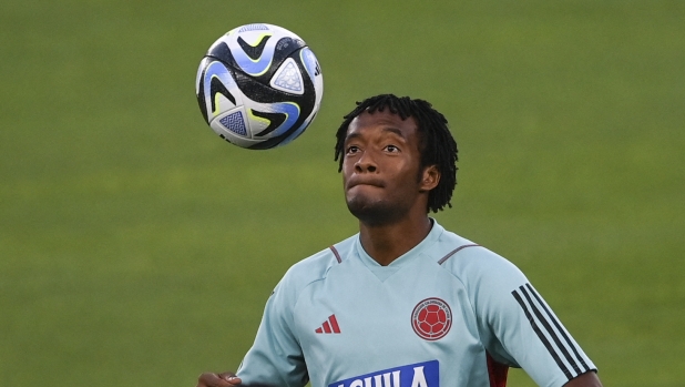Colombia's midfielder Juan Guillermo Cuadrado eyes the ball during a training session at the Metropolitano Roberto Melendez stadium in Barranquilla, Colombia, on September 6, 2023, on the eve of their 2026 FIFA World Cup Qualifier football match against Venezuela. (Photo by Juan BARRETO / AFP)