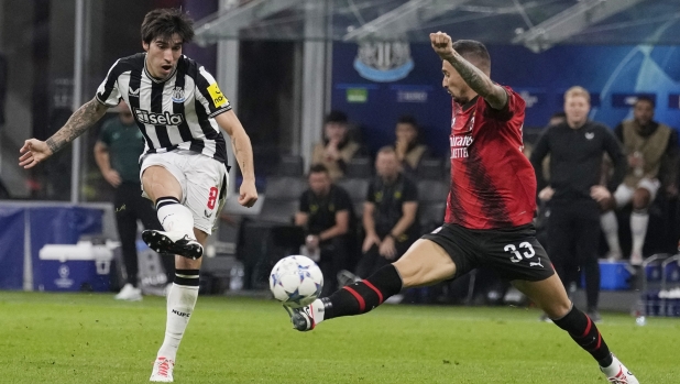 Newcastle's Sandro Tonali makes an attempt to score during the Champions League group F soccer match between AC Milan and Newcastle at the San Siro stadium in Milan, Italy, Tuesday, Sept. 19, 2023. (AP Photo/Antonio Calanni)