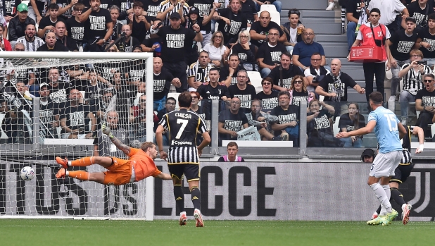 Juventus' Dusan Vlahovic score the gol (1-0) during the italian Serie A soccer match Juventus FC vs SS Lazio at the Allianz Stadium in Turin, Italy, 16 september 2023 ANSA/ALESSANDRO DI MARC