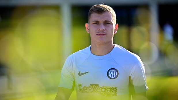 COMO, ITALY - SEPTEMBER 26: Nicolò Barella of FC Internazionale looks on during the FC Internazionale training session at the club's training ground Suning Training Center at Appiano Gentile on September 26, 2023 in Como, Italy. (Photo by Mattia Ozbot - Inter/Inter via Getty Images)