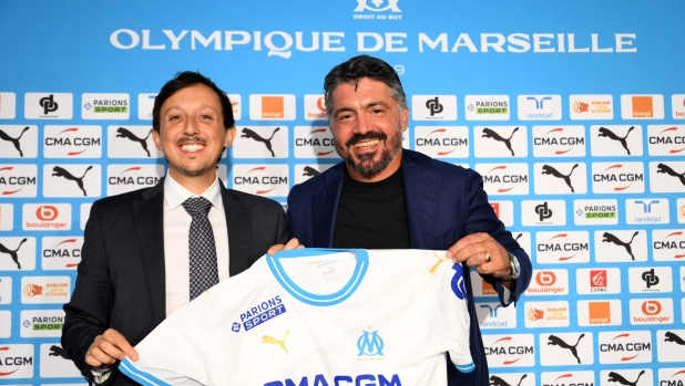 Olympique de Marseille newly appointed head coach, Italy's Gennaro Gattuso (R) poses with a Marseille jersey with Marseille's Spanish President Pablo Longoria (L) during his official presentation in Marseille, southern France, on September 28, 2023. (Photo by Nicolas TUCAT / AFP)