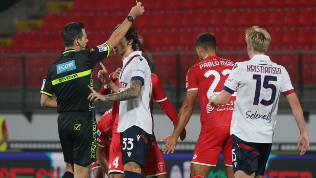 referee Ivano Pezzuto shows the yellow card to Bologna FC's mildfielder Lewis Ferguson during the Italian Serie A soccer match between AC Monza and Bologna FC at U-Power Stadium in Monza, Italy, 28 September 2023. ANSA / ROBERTO BREGANI