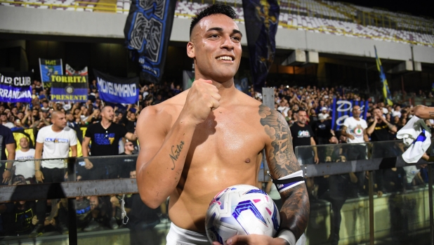 Inter's Lautaro Martinez celebrates for the victory at the end of the Italian Serie A soccer match US Salernitana vs FC Inter at the Arechi stadium in Salerno, Italy, 30 September 2023. ANSA/MASSIMO PICA