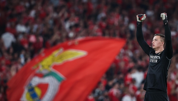 epa10891014 Goalkeeper Anatoliy Trubin of Benfica gestures to fans at the end of the Portuguese First League soccer match between Benfica CP and FC Porto, in Lisbon, Portugal, 29 September 2023.  EPA/RODRIGO ANTUNES