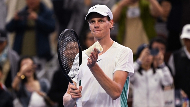 Italy's Jannik Sinner celebrates after beating Spains Carlos Alcaraz during their men's singles semifinal match at the China Open tennis tournament in Beijing on October 3, 2023. (Photo by Pedro PARDO / AFP)