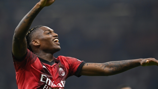 MILAN, ITALY - SEPTEMBER 30: Rafael Leao of AC Milan celebrates the victory after the Serie A TIM match between AC Milan and SS Lazio at Stadio Giuseppe Meazza on September 30, 2023 in Milan, Italy. (Photo by Claudio Villa/AC Milan via Getty Images)