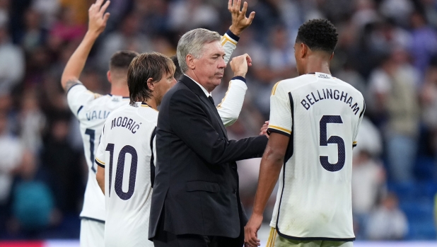 MADRID, SPAIN - SEPTEMBER 02: Carlo Ancelotti, Head Coach of Real Madrid, shakes hands with Jude Bellingham of Real Madrid after the LaLiga EA Sports match between Real Madrid CF and Getafe CF at Estadio Santiago Bernabeu on September 02, 2023 in Madrid, Spain. (Photo by Angel Martinez/Getty Images)
