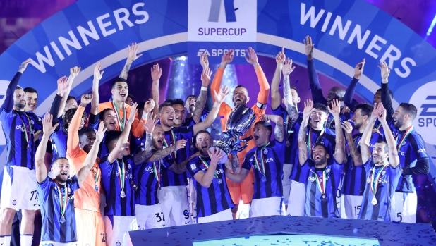 Inter Milan's players lift the trophy to celebrate winning the Italian SuperCup football match between AC Milan and Inter Milan, at the King Fahd International Stadium in Riyadh on January 18, 2023. (Photo by Giuseppe CACACE / AFP)