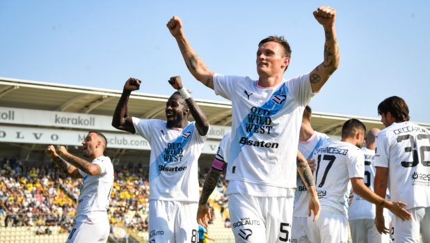 Foto Massimo Paolone/LaPresse 7 Ottobre 2023 Modena, Italia - sport, calcio - Modena vs Palermo - Campionato di calcio Serie BKT 2023/2024 - Stadio Alberto Braglia. Nella foto: Liam Henderson (Palermo FC) esulta dopo aver realizzato il gol 0-1  October 7, 2023 Modena, Italy - sport, soccer - Modena vs Palermo - Italian Football Championship League BKT 2023/2024 - Alberto Braglia stadium. In the pic: Liam Henderson (Palermo FC) celebrates after scoring goal 0-1