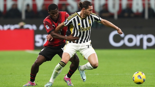 MILAN, ITALY - OCTOBER 22: Adrien Rabiot of Juventus battles for possession with Yunus Musah of AC Milan during the Serie A TIM match between AC Milan and Juventus at Stadio Giuseppe Meazza on October 22, 2023 in Milan, Italy. (Photo by Marco Luzzani/Getty Images)