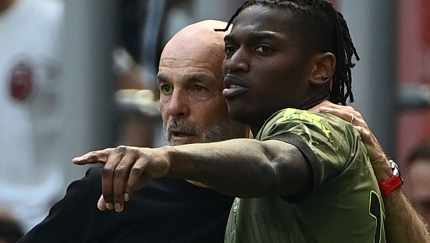 AC Milan's Portuguese forward Rafael Leao (R) speaks with AC Milan's Italian coach Stefano Pioli during the Italian Serie A football match between AC Milan and Lazio on May 6, 2023 at the San Siro stadium in Milan. (Photo by Isabella BONOTTO / AFP)