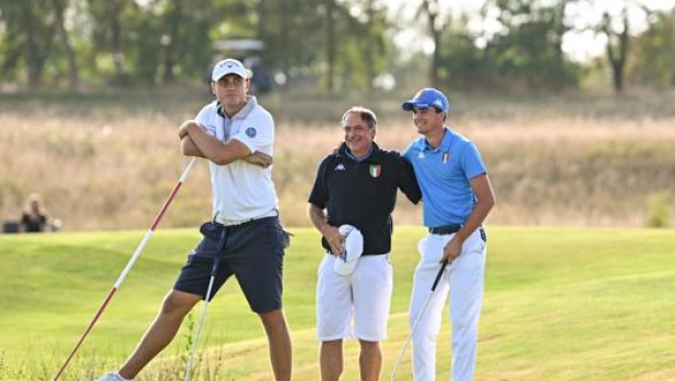 Pietro Bovari, a destra, abbracciato con il coach azzurro Alberto Binaghi. davanti a loro un perplesso Ludvig Aberg, battutto un anno fa al Mondiale