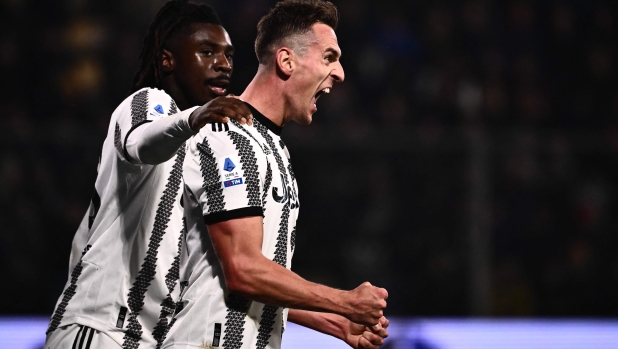 Juventus' Polish forward Arkadiusz Milik celebrates with Juventus' Italian forward Moise Kean (L) after opening the scoring during the Italian Serie A football match between Cremonese and Juventus on January 4, 2023 at the Giovanni-Zini stadium in Cremona. (Photo by Marco BERTORELLO / AFP)
