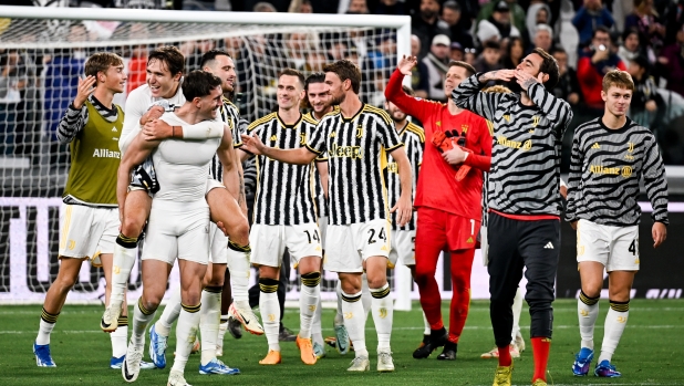 TURIN, ITALY - OCTOBER 28: Juventus players greet the fans and celebrate the victory after the Serie A TIM match between Juventus and Hellas Verona FC at Allianz Stadium on October 28, 2023 in Turin, Italy. (Photo by Daniele Badolato - Juventus FC/Juventus FC via Getty Images)