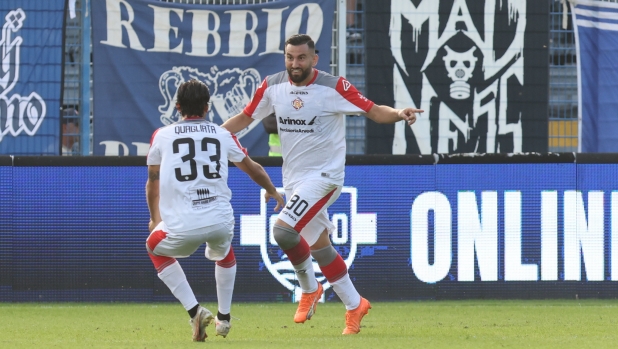 Foto Antonio Saia/LaPresse 8 Ottobre 2023 Como -  Italia - sport, calcio - Como vs Cremonese  - Campionato di calcio Serie BKT 2023/2024  - Stadio Comunale G. Sinigaglia - Nella foto: Massimo Coda (90 US Cremonese) esultanza  8 Ottobre  2023 Como - Italy - sport, soccer - Como vs Cremonese BKT Football Championship 2023/2024 - G. Sinigaglia Stadium - In the picture: