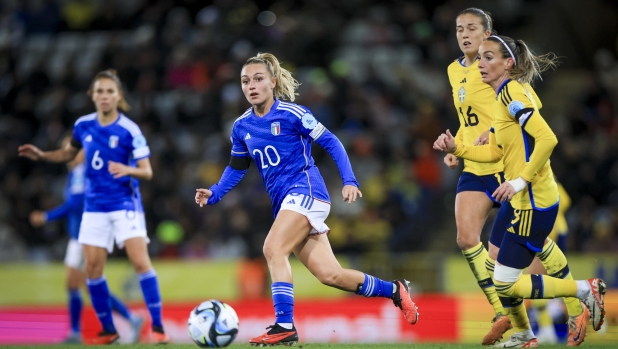 epa10951368 Italy's Giada Greggi (#20), Sweden's Filippa Angeldal  (#16) and Kosovare Asllani (#9) in action during the UEFA Women's Nations League group A4 soccer match between Sweden and Italy at Eleda Stadion in Malmo, Sweden, 31 October 2023.  EPA/Andreas Hillergren SWEDEN OUT