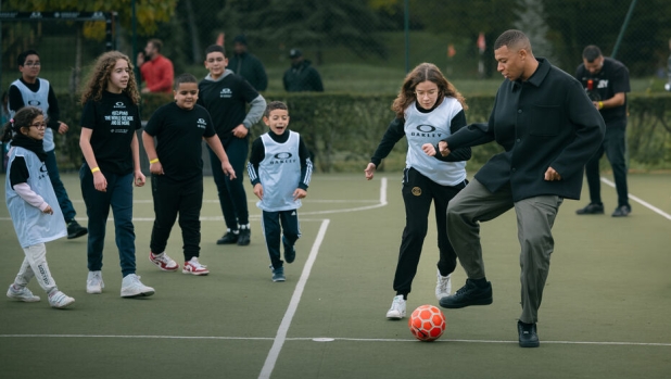 Oakley et Kylian Mbappé et les membres de son association IBKM se sont donnés rendez-vous aux Pyramides de Port-Marly, le 31 novembre 2023, pour le premier anniversaire de la campagne de dépistage lancée par OneSight Essilorluxottica Foundation. Une campagne qui avait pour objectif de tester la vue de 1000 enfants issus de milieux défavorisés et de les équiper gratuitement en lunettes correctrices et de soleil. 

Crédit : OAKLEY