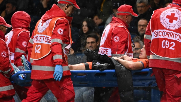 Inter Milan's French defender #28 Benjamin Pavard leaves the pitch on a stretcher after an injury during the Italian Serie A football match between Atalanta and Inter Milan at the Gewiss Stadium in Bergamo on November 4, 2023. (Photo by Isabella BONOTTO / AFP)