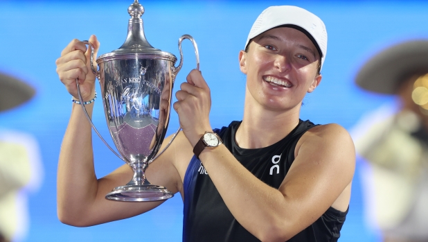 CANCUN, MEXICO - NOVEMBER 06: Iga Swiatek of Poland celebrates with the trophy after defeating Jessica Pegula of the United States in the singles final on the final day of the GNP Seguros WTA Finals Cancun 2023, part of the Hologic WTA Tour, on November 06, 2023 in Cancun, Mexico. (Photo by Matthew Stockman/Getty Images)