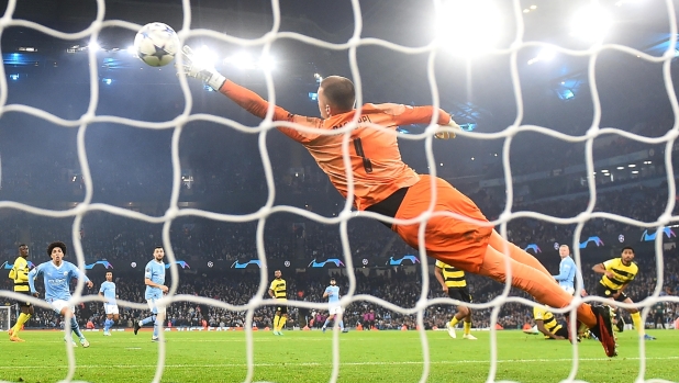 epa10963582 Young Boys goalkeeper Anthony Racioppi is beaten as Erling Haaland (R blue shirt) of Manchester City scores his second goal during the UEFA Champions League Group G match between Manchester City and Young Boys Bern, in Manchester, Britain, 07 November 2023.  EPA/PETER POWELL